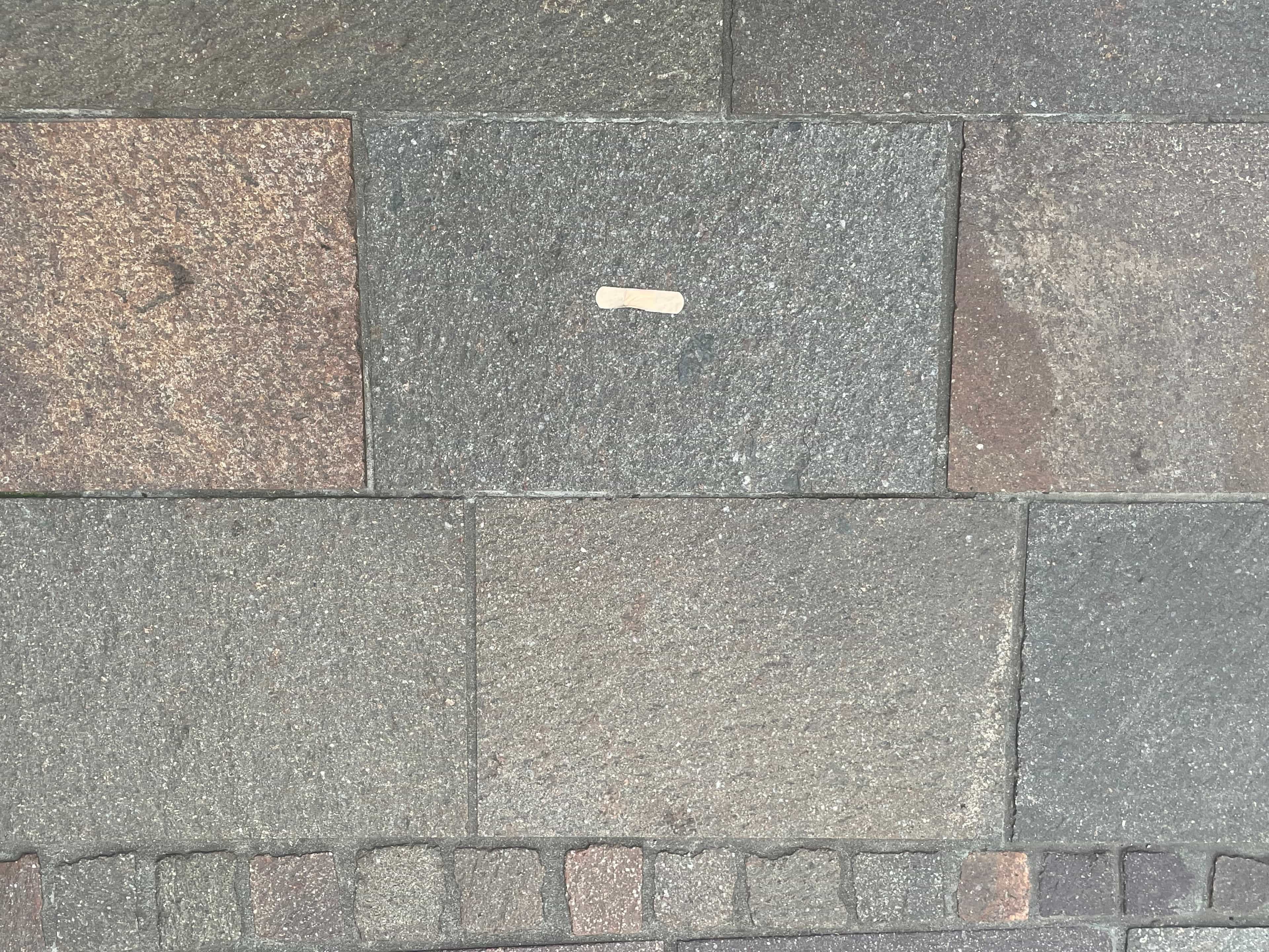 „Pflaster auf Pflasterstein“ Foto / 2024